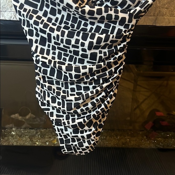 Miraclesuit Black and White Patterned one piece Swimsuit size 10 - Picture 4 of 9